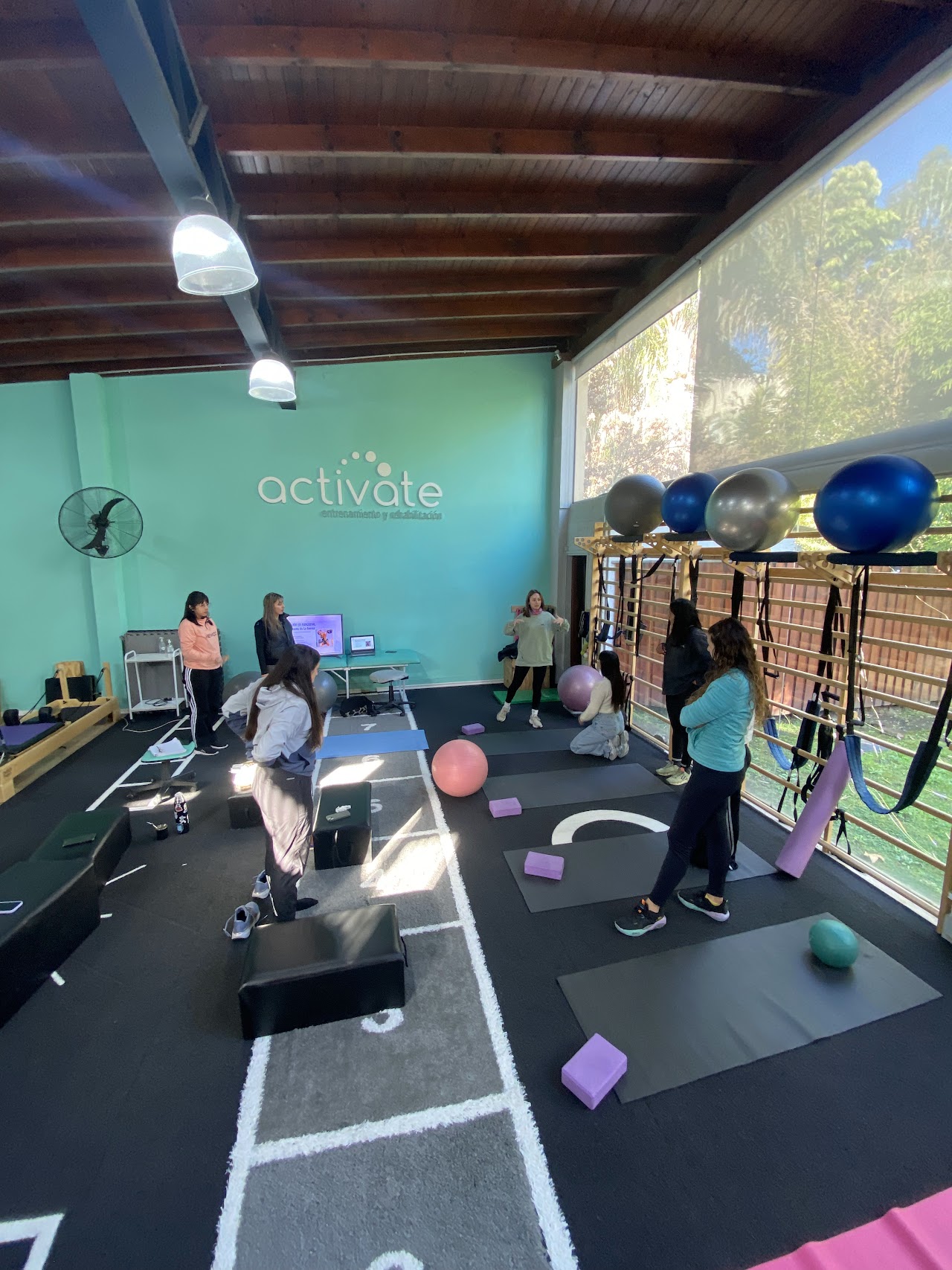 Sala de entrenamiento de ACTIVATE LOMAS con pelotas y colchonetas
