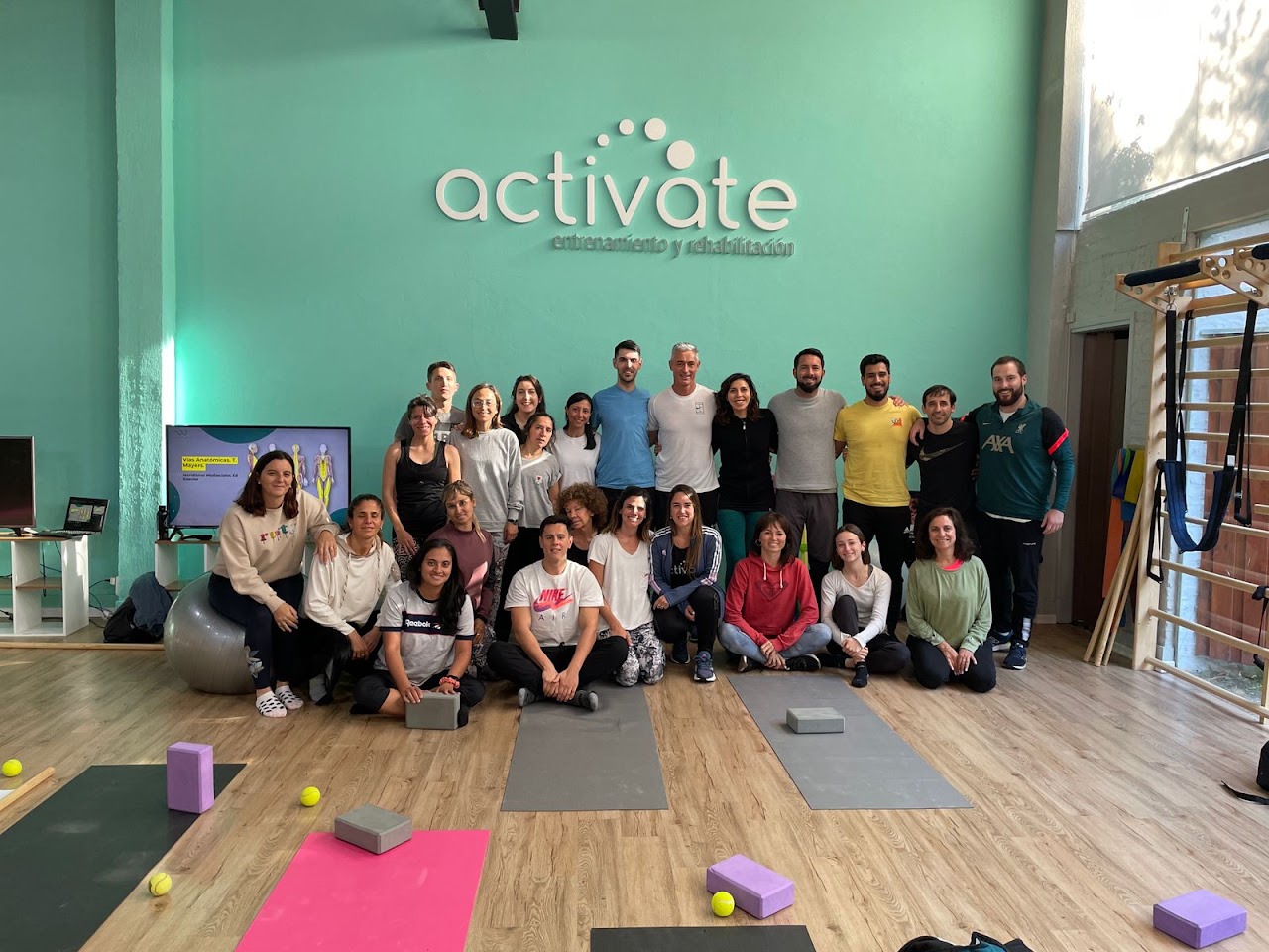 Equipo de profesionales de ACTIVATE LOMAS bajo el cartel de la marca